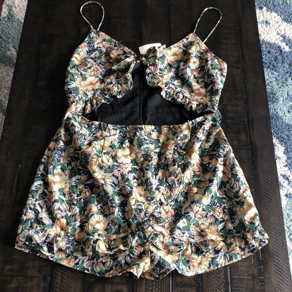 NEW Super Down Felicity Romper Revolve Cutout Ruffles Lined Size L Shorts Skort - Picture 3 of 16